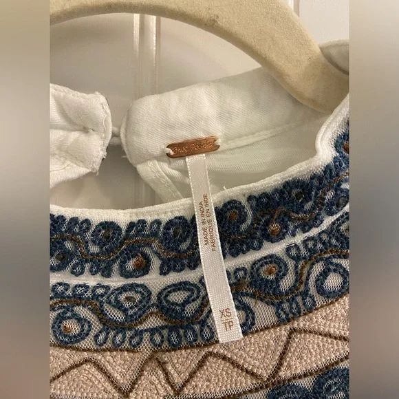 Free People Embroidered Boxy Cropped Long Sleeve Keyhole Neck Bohemian Blouse XS - Picture 7 of 10